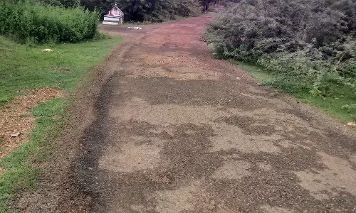 குண்டும், குழியுமான சாலை குண்டும், குழியுமான சாலை