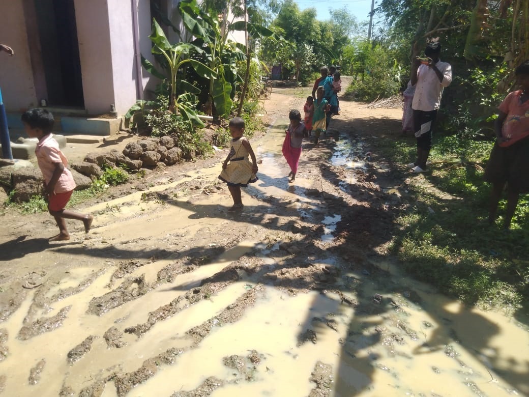 மாணவ-மாணவிகள் அவதி மாணவ-மாணவிகள் அவதி