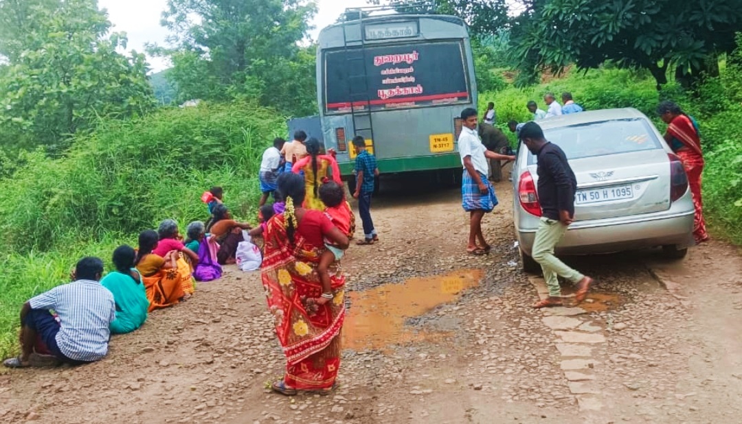 சேதமடைந்த சாலை