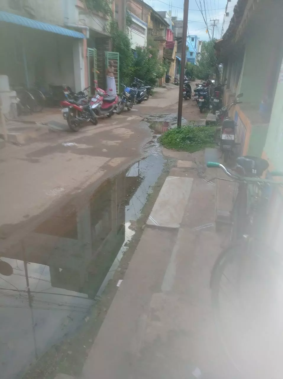 சாலையில் ஓடும் கழிவு நீர்