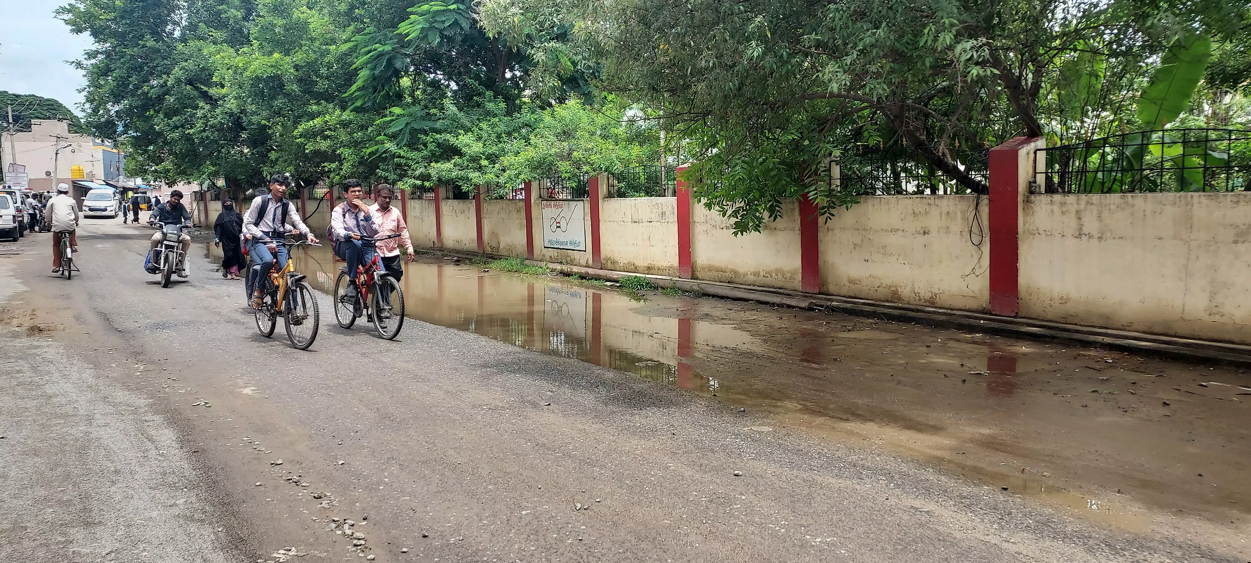 மழைநீரை வெளியேற்ற கால்வாய் அமைக்க வேண்டும் மழைநீரை வெளியேற்ற கால்வாய் அமைக்க வேண்டும்