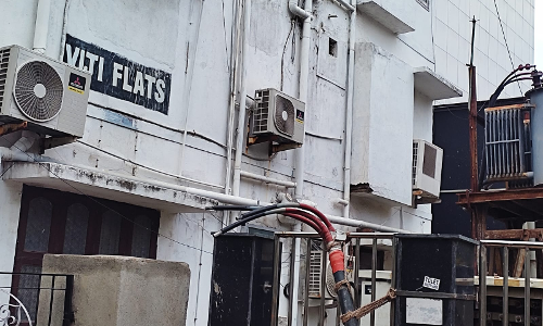 அச்சுறுத்தும் மின்சார கேபிள்கள்