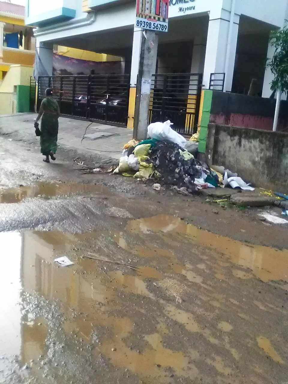 சாலையில் பள்ளம்; பள்ளத்தில் கழிவுநீர்