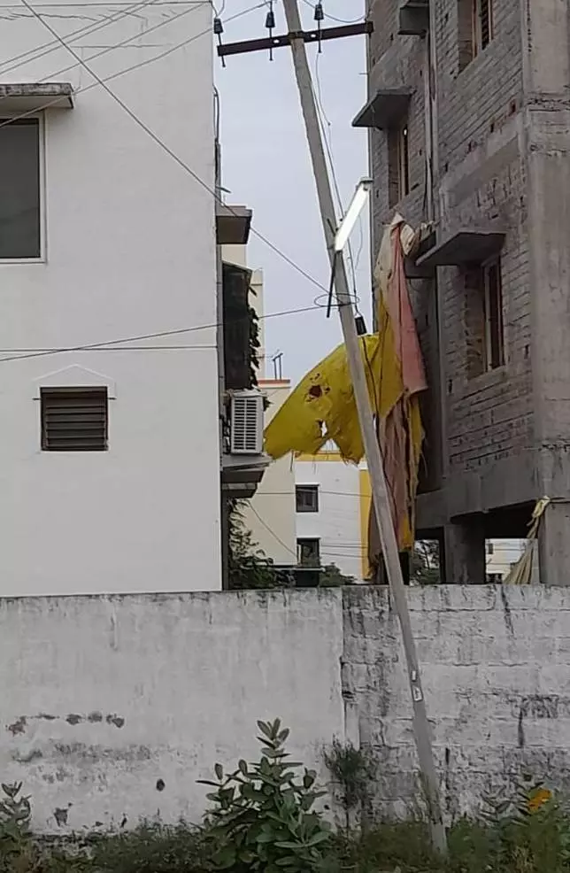 சாய்ந்த மின்கம்பம்