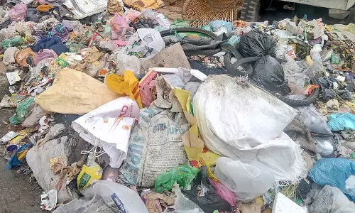 சாலையோரம் குவிந்து கிடக்கும் குப்பை