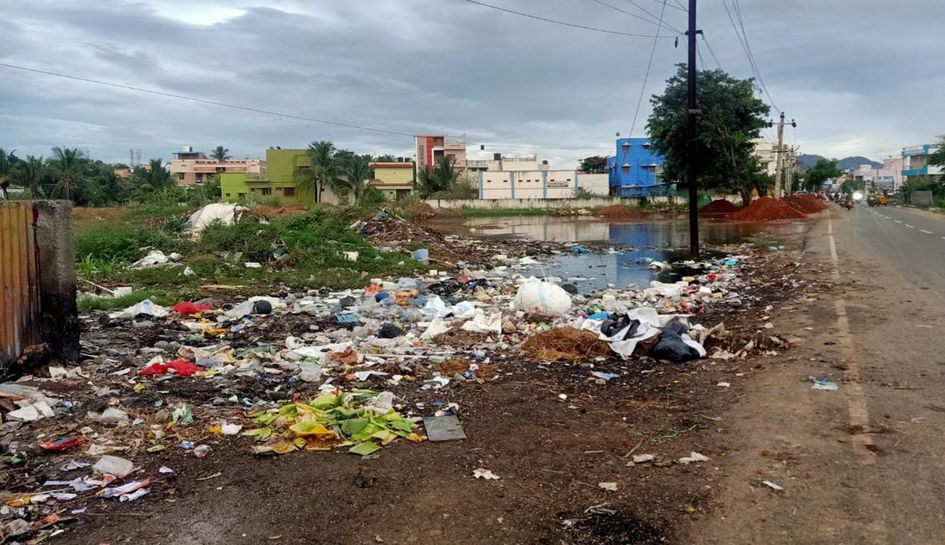 குவிந்து கிடக்கும் குப்பைகள்