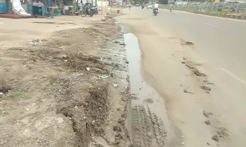 சாலை ஓரத்தில் கழிவுநீர்