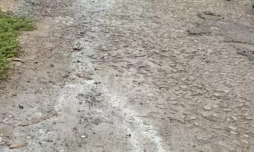 சேதமடைந்த சாலை சேதமடைந்த சாலை