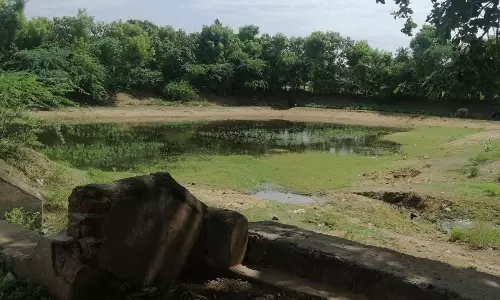 தண்ணீருக்காக காத்திருக்கும் குளம்