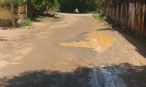 குண்டும்,குழியுமான சாலை