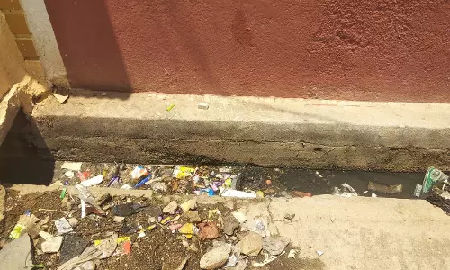 தூர்வாரும் மண்ணை அகற்ற வேண்டும்