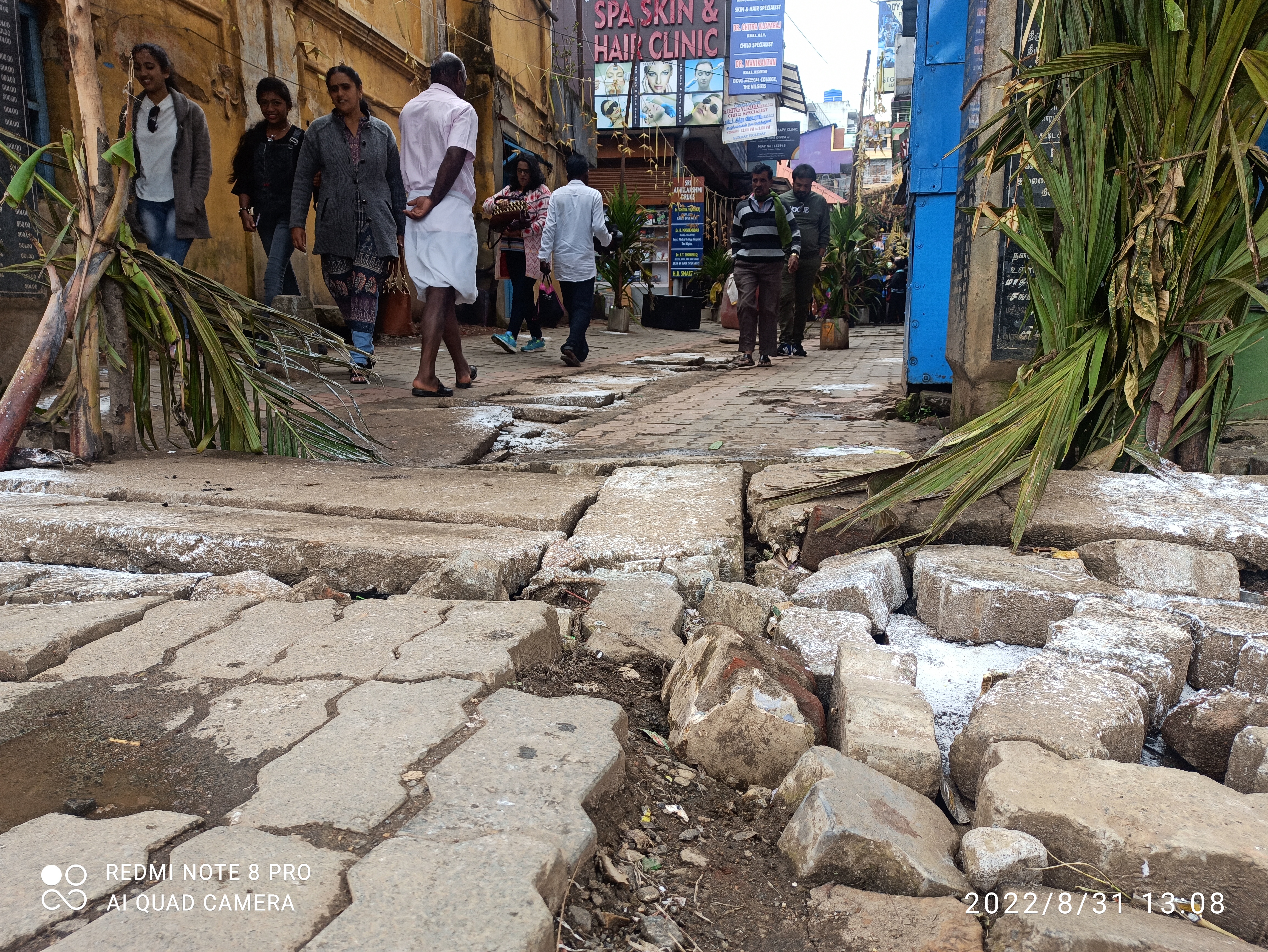 நடைபாதை சரி செய்யப்படுமா நடைபாதை சரி செய்யப்படுமா