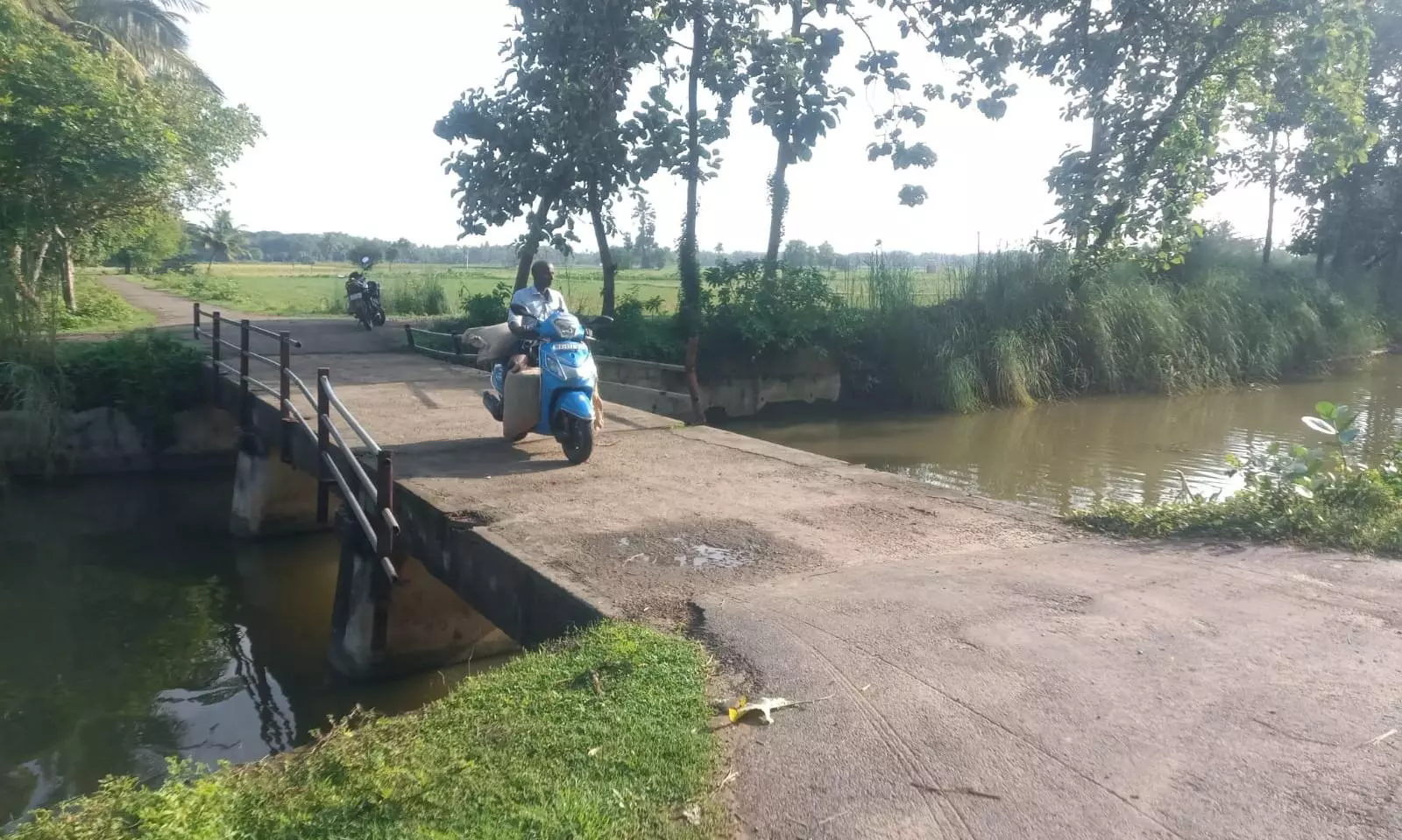 பாலத்தின் தடுப்பு சுவர் சீரமைக்கப்படுமா?