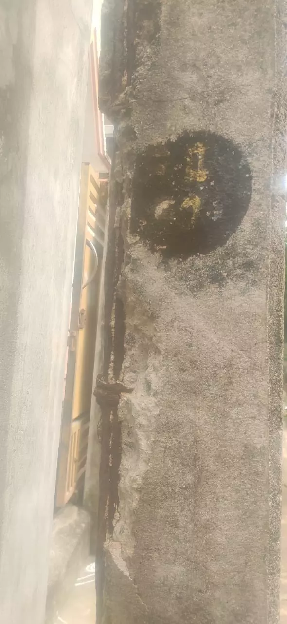 சேதமடைந்த மின்கம்பம் சேதமடைந்த மின்கம்பம்