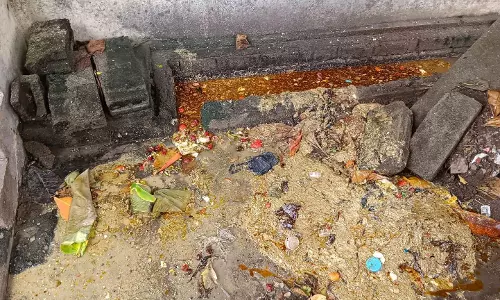 கால்வாயில் கொட்டப்படும் கழிவுப்பொருட்கள் கால்வாயில் கொட்டப்படும் கழிவுப்பொருட்கள்