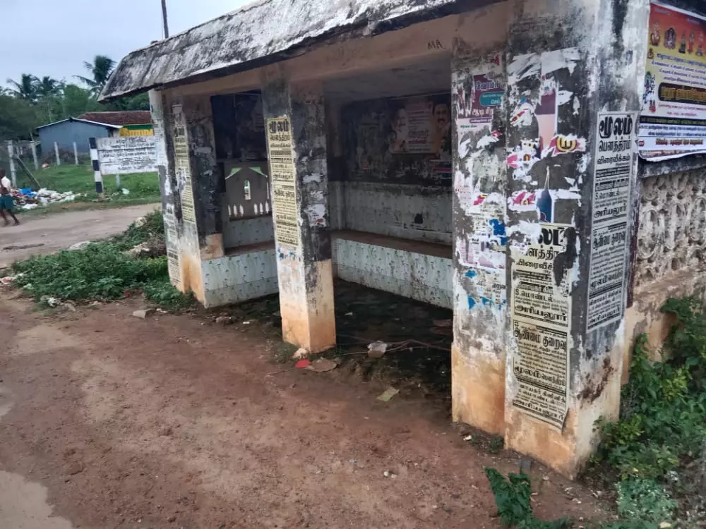 நிழற்குடைக்குள் புகும் மழைநீர்