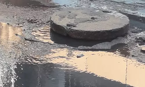 கால்வாயிலிருந்து கசியும் கழிவுநீர்