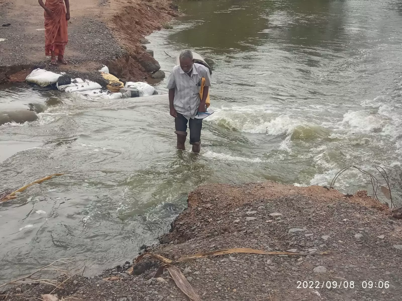 உடைந்த தரைப்பாலத்தால் அவதி