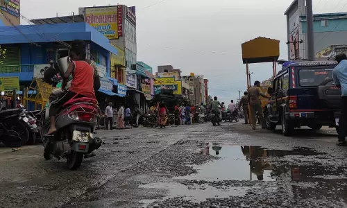 சாலையில் வழிந்தோடும் கழிவுநீர் சாலையில் வழிந்தோடும் கழிவுநீர்