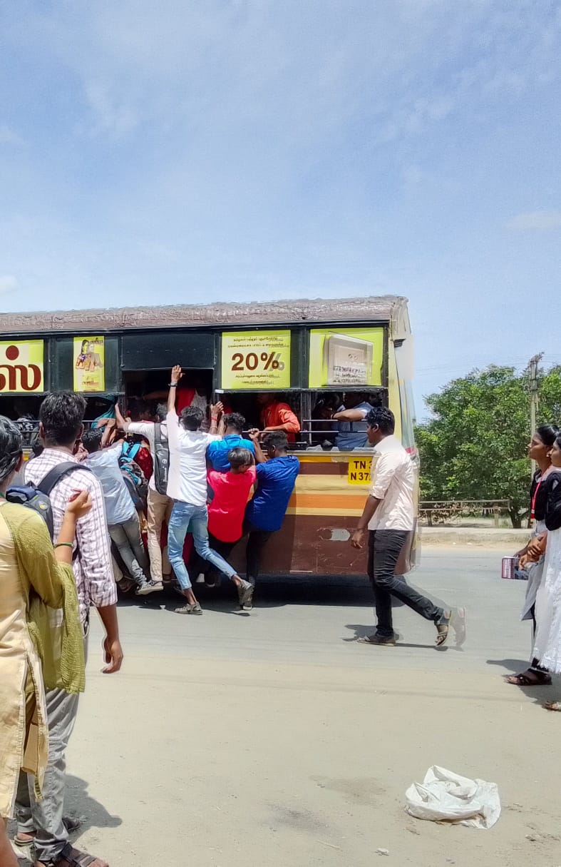 ஆபத்தான பஸ் பயணம்