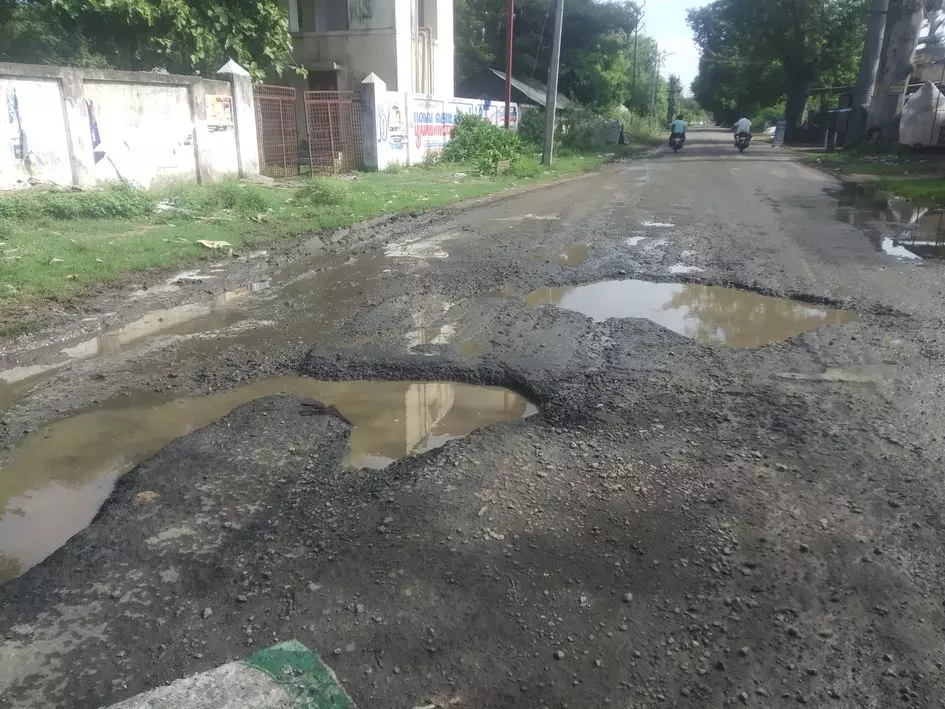 குண்டும், குழியுமான சாலை