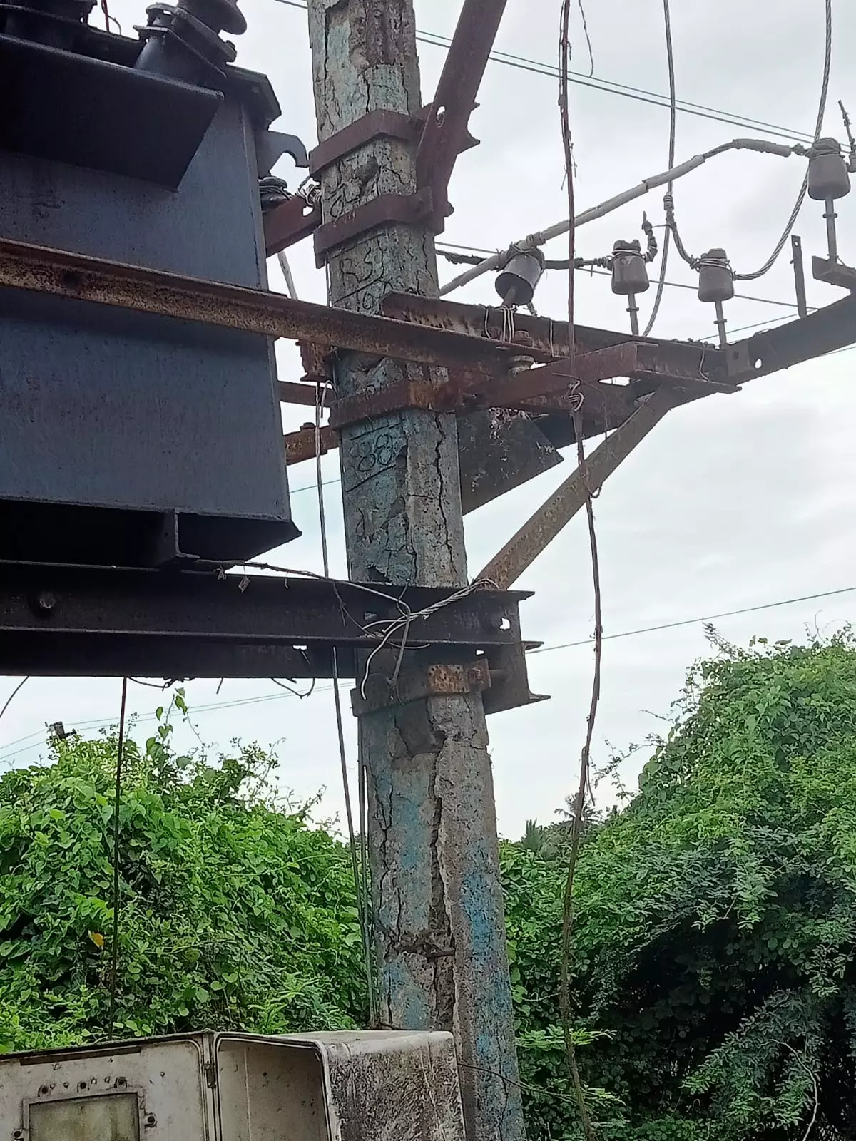 ஆபத்தான நிலையில் மின்கம்பம்