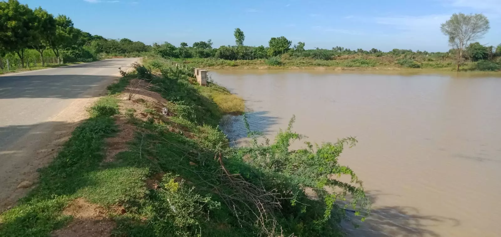 தடுப்பு சுவர் அமைக்க வேண்டும்