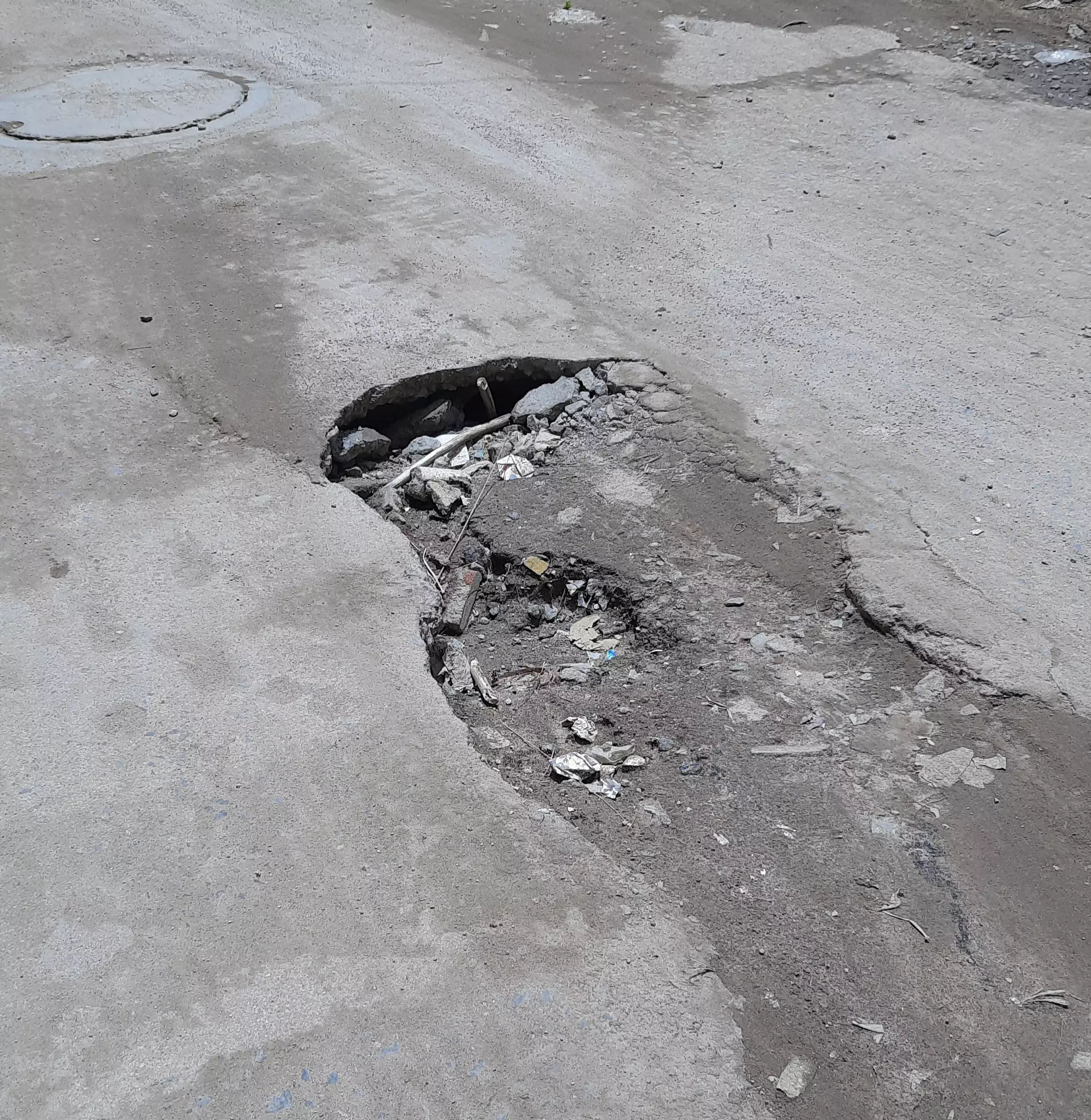 சாலையின் நடுவே பள்ளம்