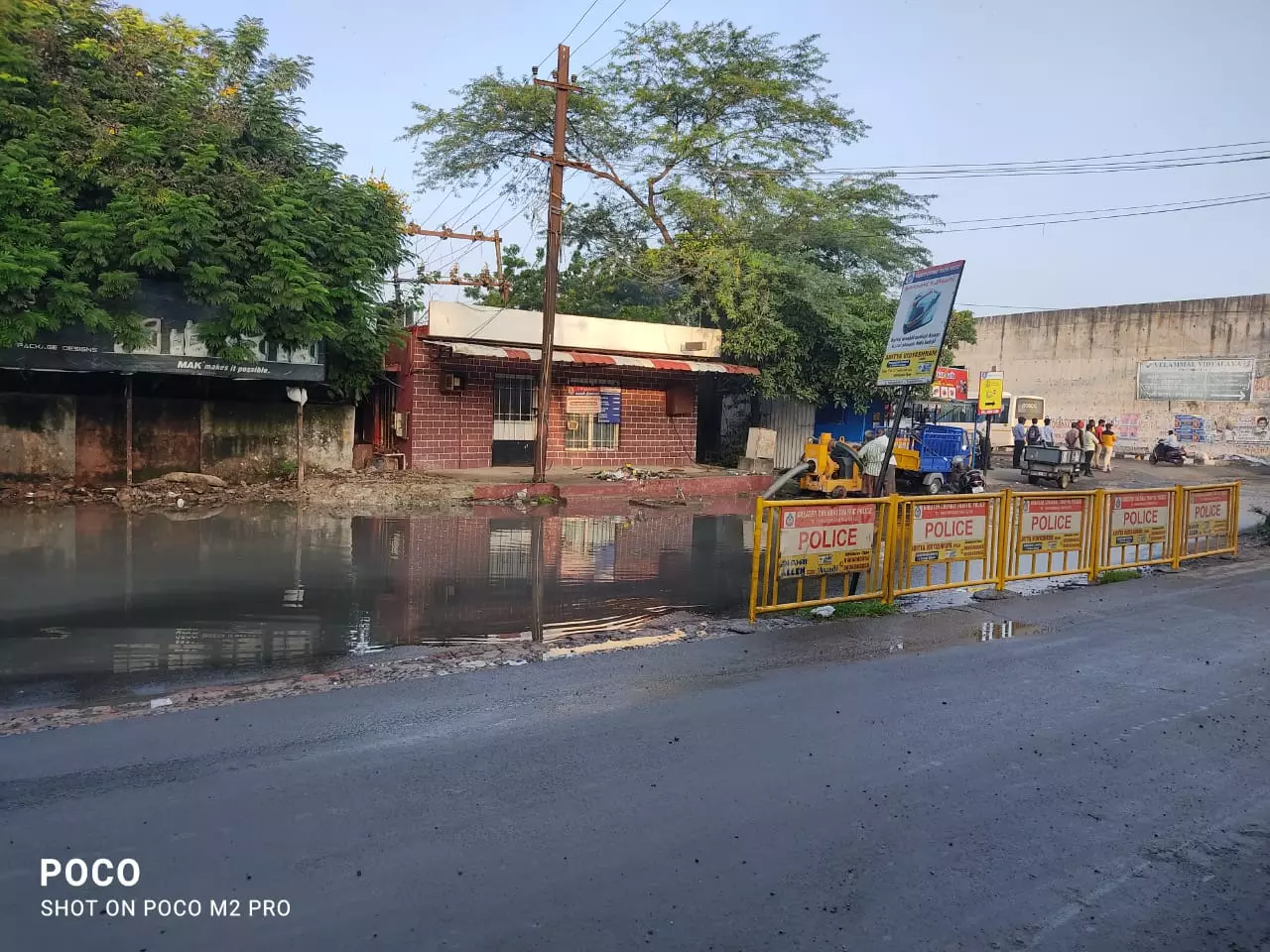 குளமாக மாறிய சாலை