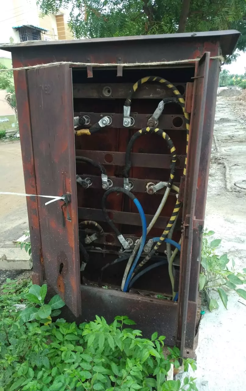 ஆபத்தான மின் இணைப்பு பெட்டி