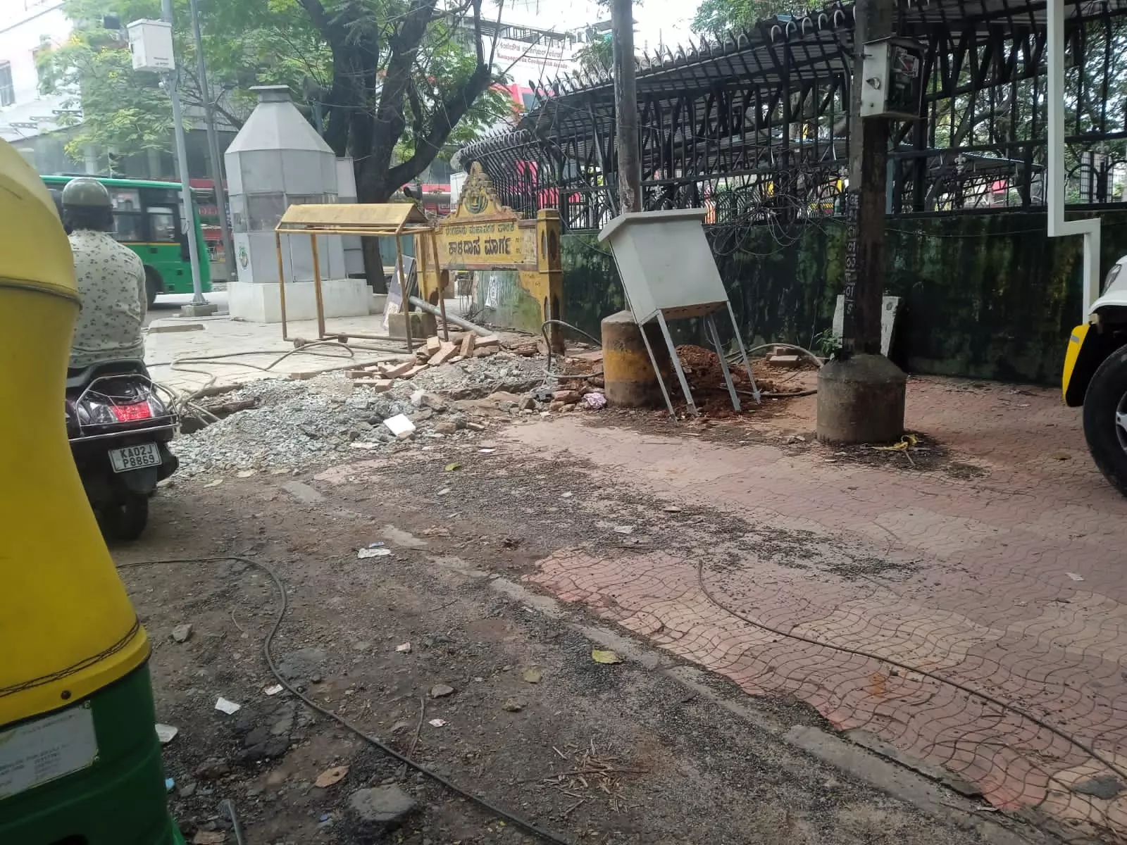 நடைபாதையின் அவல நிலை