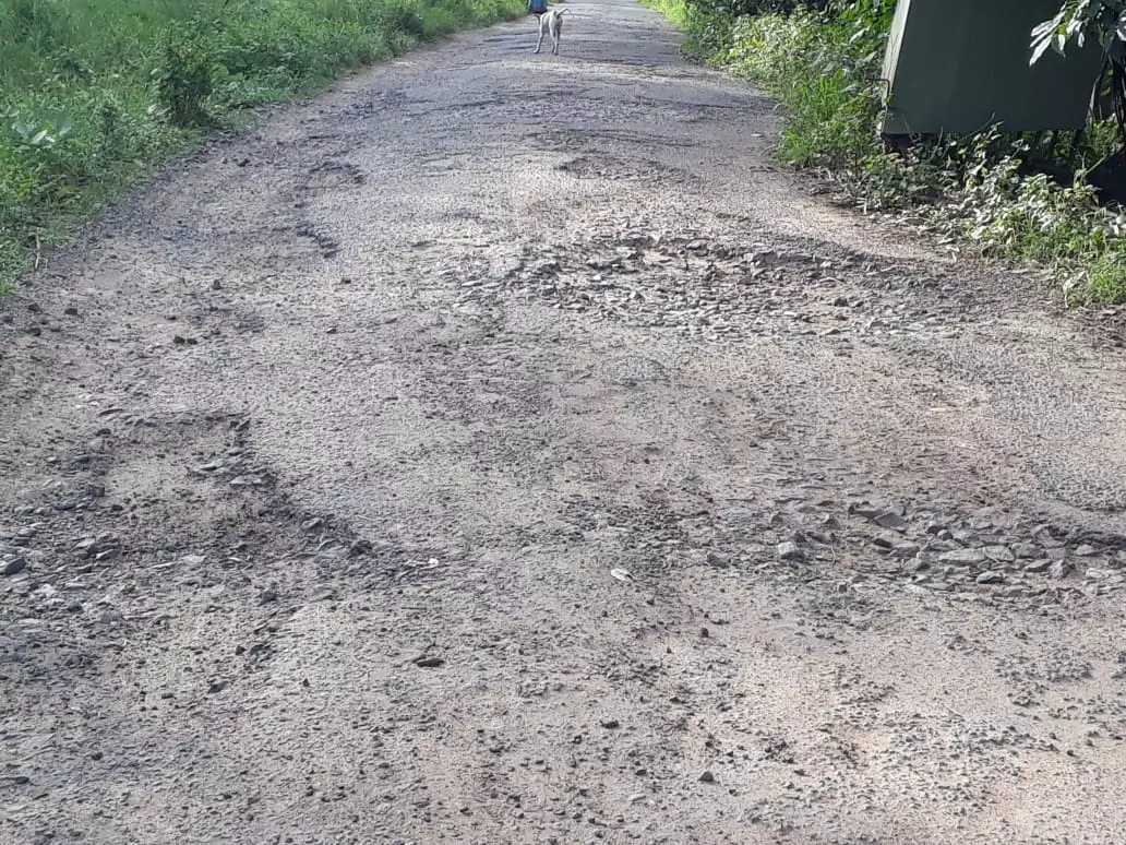 சேதமடைந்த சாலை சேதமடைந்த சாலை