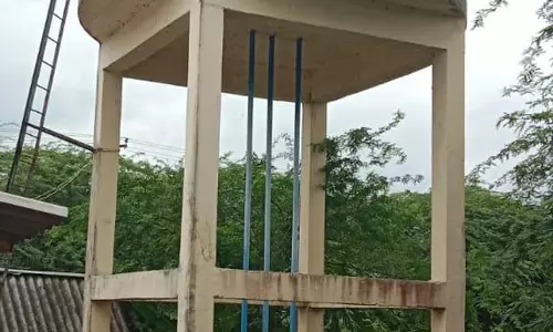 குடிநீர் தொட்டியின் தூண்கள் சேதம் குடிநீர் தொட்டியின் தூண்கள் சேதம்