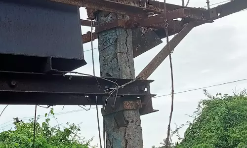 ஆபத்தான நிலையில் மின்கம்பம்