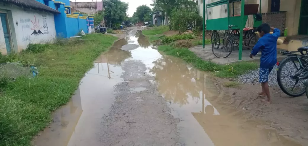 சேதமடைந்த சாலையில் தேங்கும் மழைநீர் சேதமடைந்த சாலையில் தேங்கும் மழைநீர்