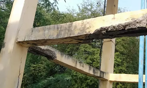 விழும் நிலையில் மேல்நிலை நீர்த்தேக்க தொட்டி