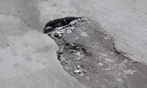 சாலையின் நடுவே பள்ளம்