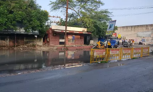 குளமாக மாறிய சாலை