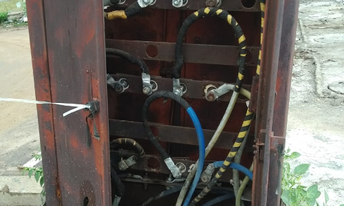 ஆபத்தான மின் இணைப்பு பெட்டி ஆபத்தான மின் இணைப்பு பெட்டி