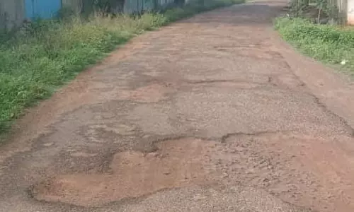 குண்டும், குழியுமான சாலை குண்டும், குழியுமான சாலை