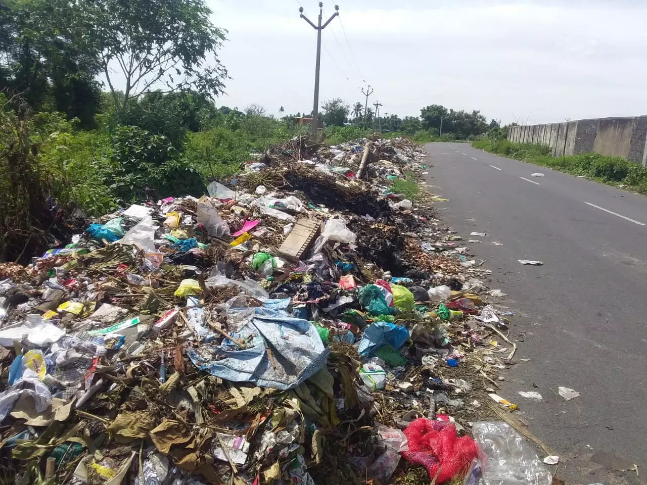 மலைபோல் குவிந்துள்ள குப்பைகள் மலைபோல் குவிந்துள்ள குப்பைகள்