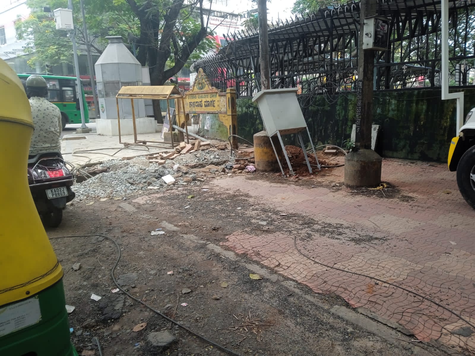 நடைபாதையின் அவல நிலை