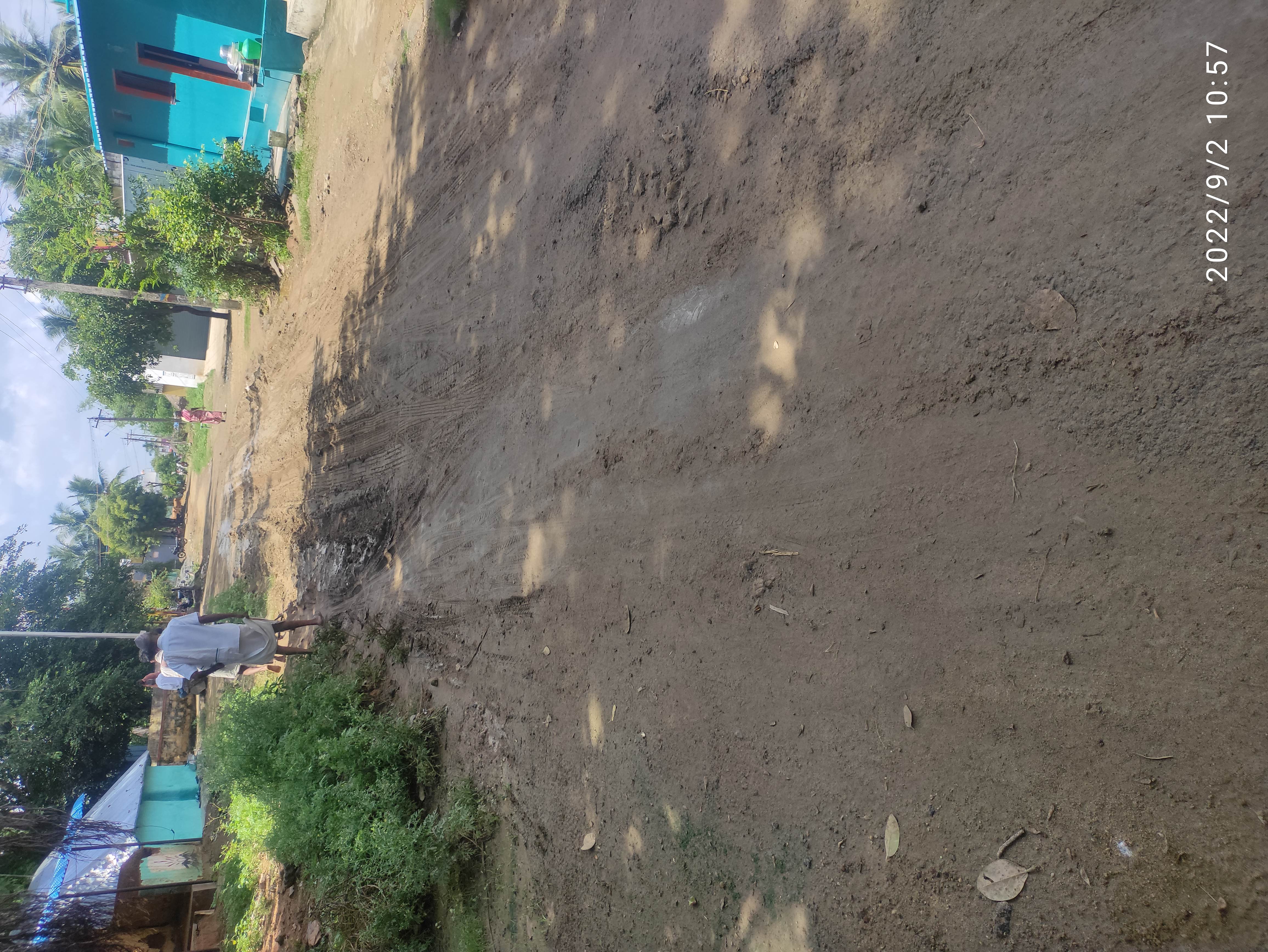 குண்டும் குழியுமான சாலையால் அவதி