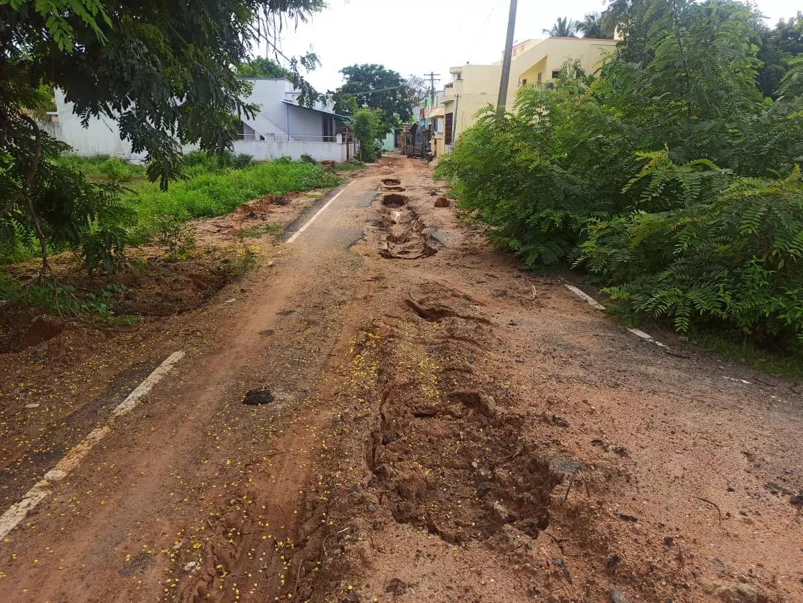 உயிர் பலி வாங்க காத்திருக்கும் பள்ளங்கள்