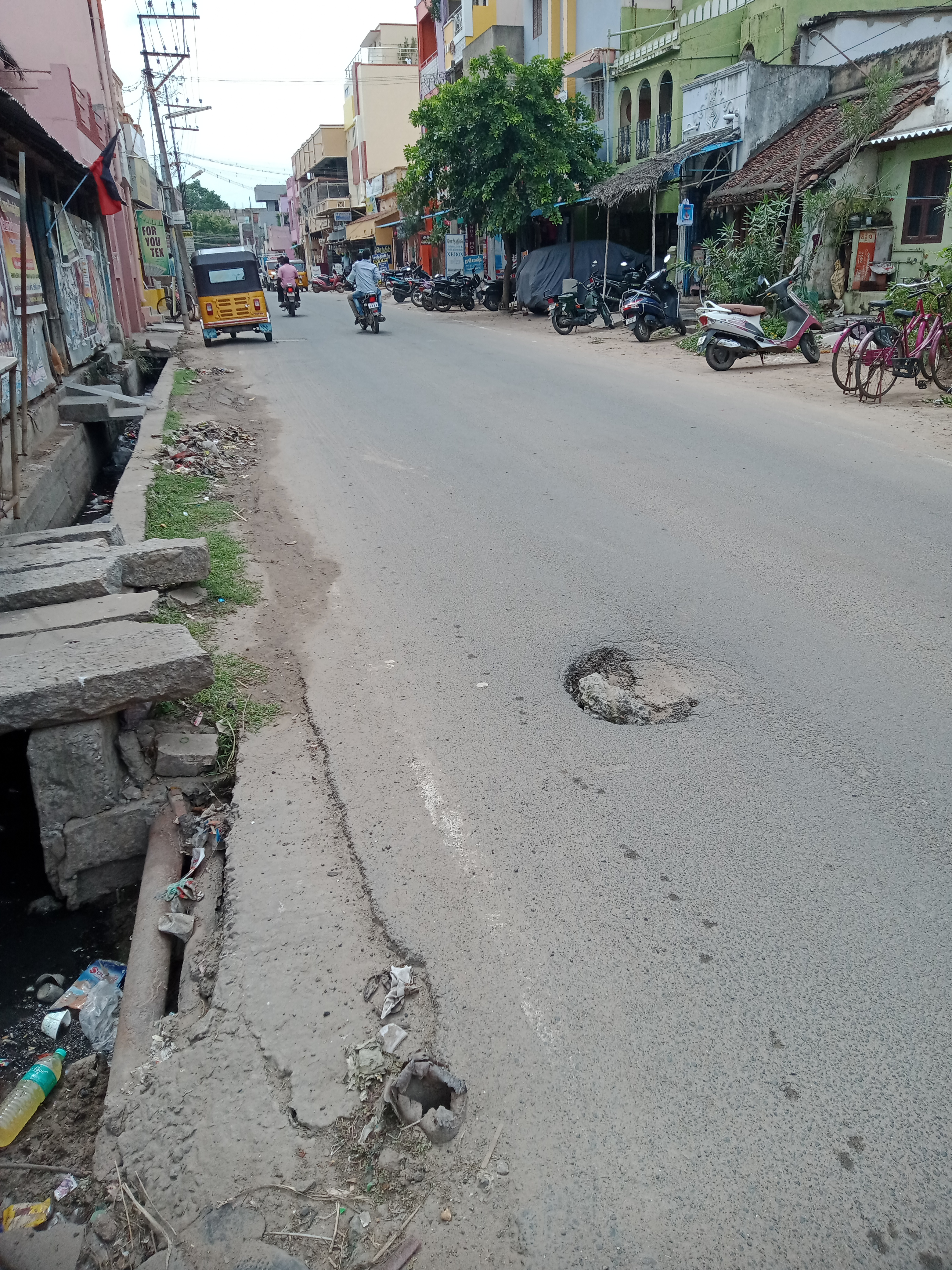 சாலை பள்ளத்தால் விபத்து அபாயம்