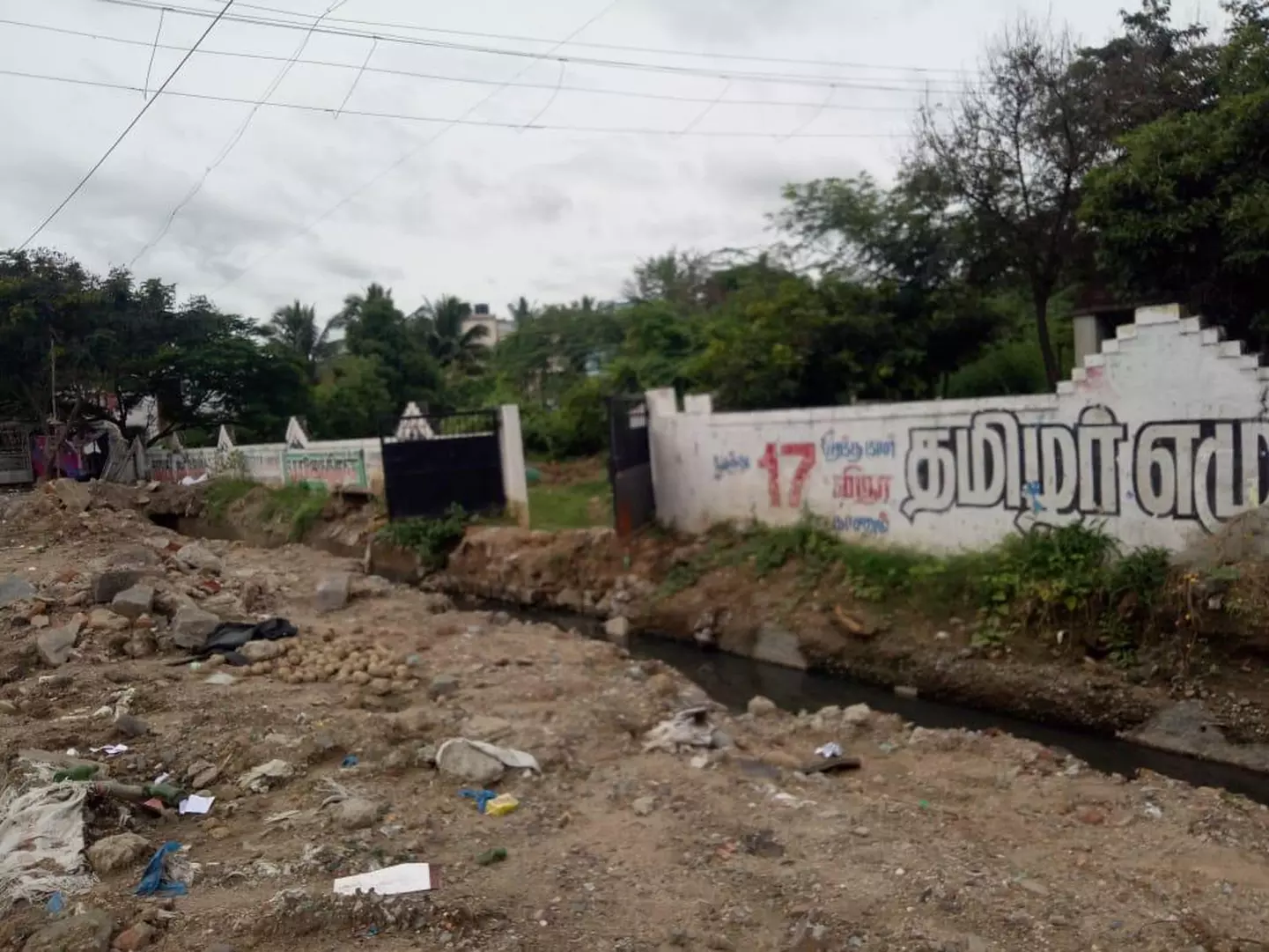 கால்வாய் கட்டும் பணி பாதியில் நிறுத்தம்