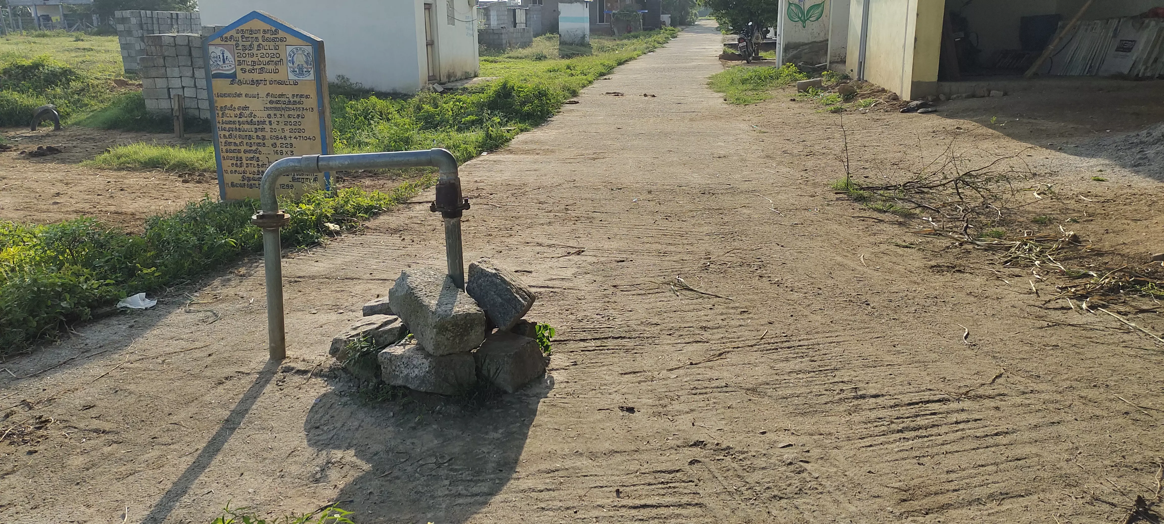 போக்குவரத்துக்கு இடையூறான ஆழ்துளை கிணறு போக்குவரத்துக்கு இடையூறான ஆழ்துளை கிணறு