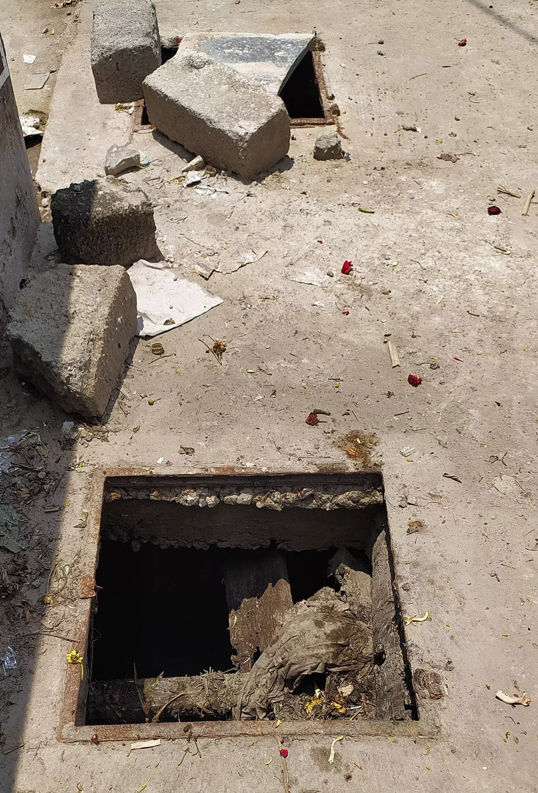 நகராட்சிக்கு எதிரே பள்ளம்