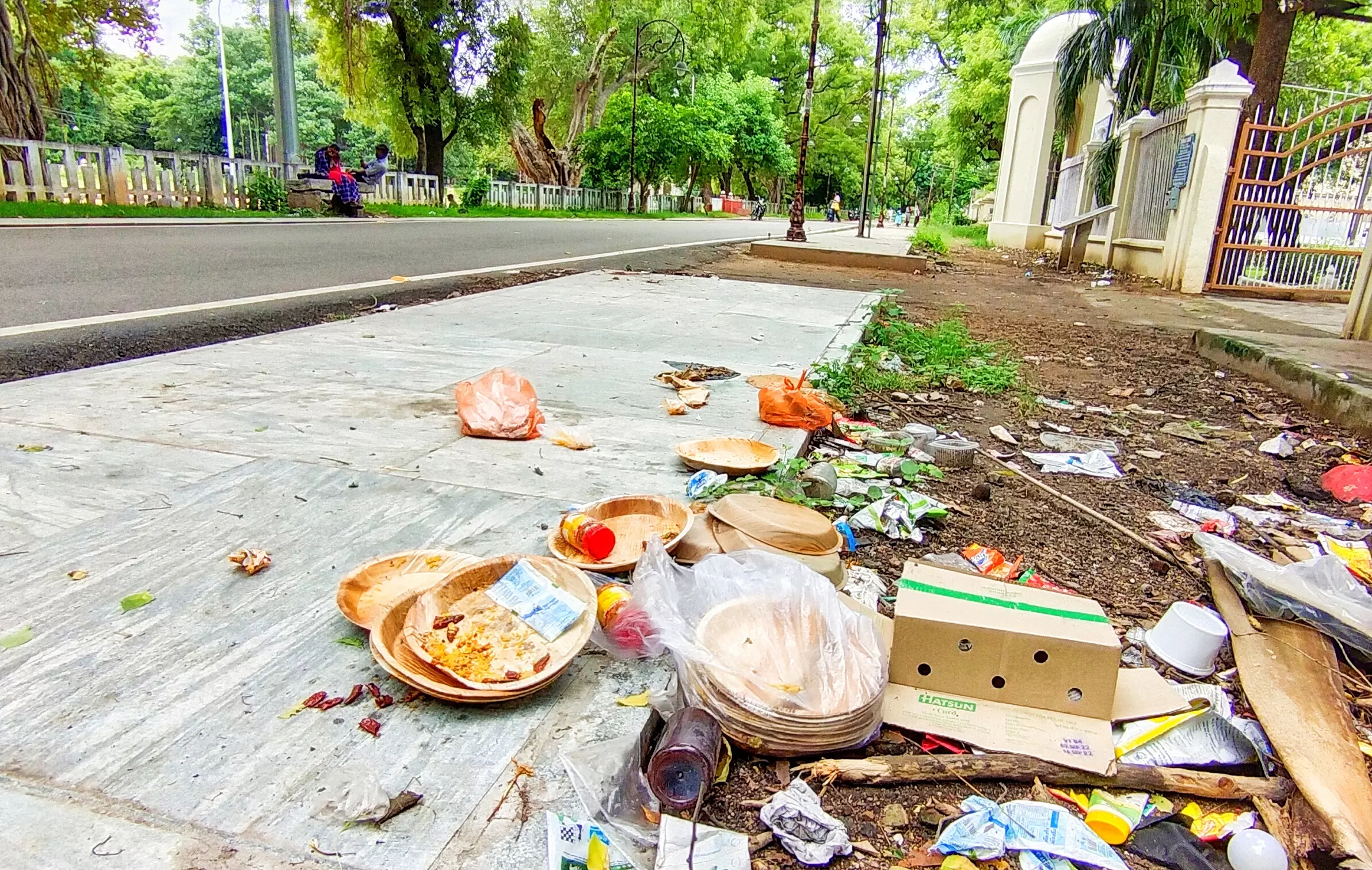 கோட்டை நடைபாதையில் குப்பைகள்