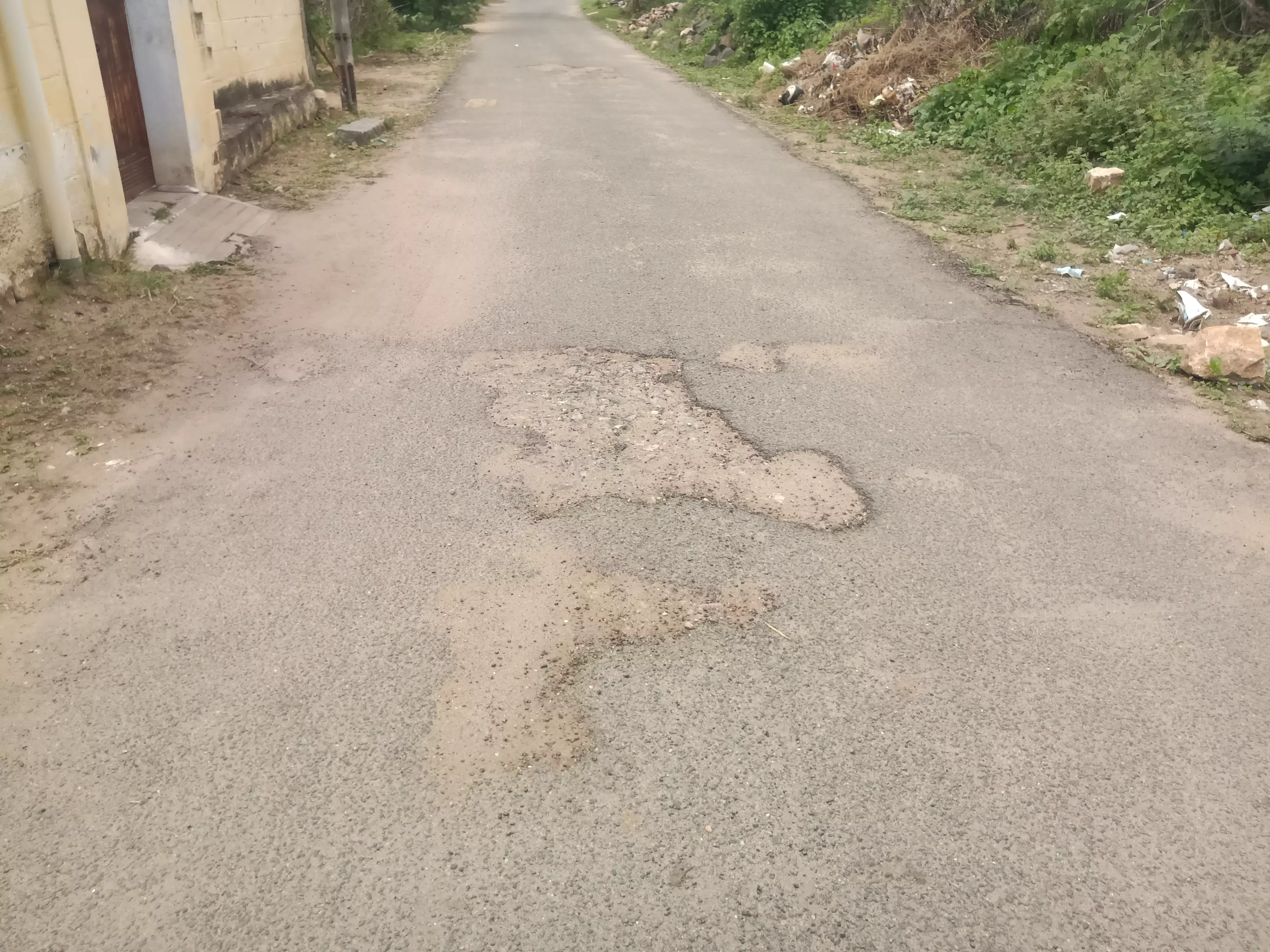 குண்டும், குழியுமான தார்சாலை